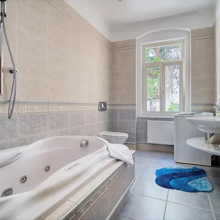 Grand Pupp With Jacuzzi And Netflix By Rentez Apartamento KLV