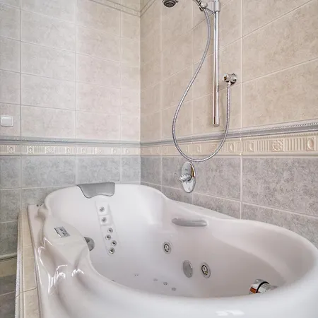 Apartamento Grand Pupp With Jacuzzi And Netflix By Rentez KLV
